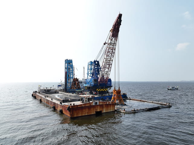 28m級 スパッド式グラブ浚渫船
